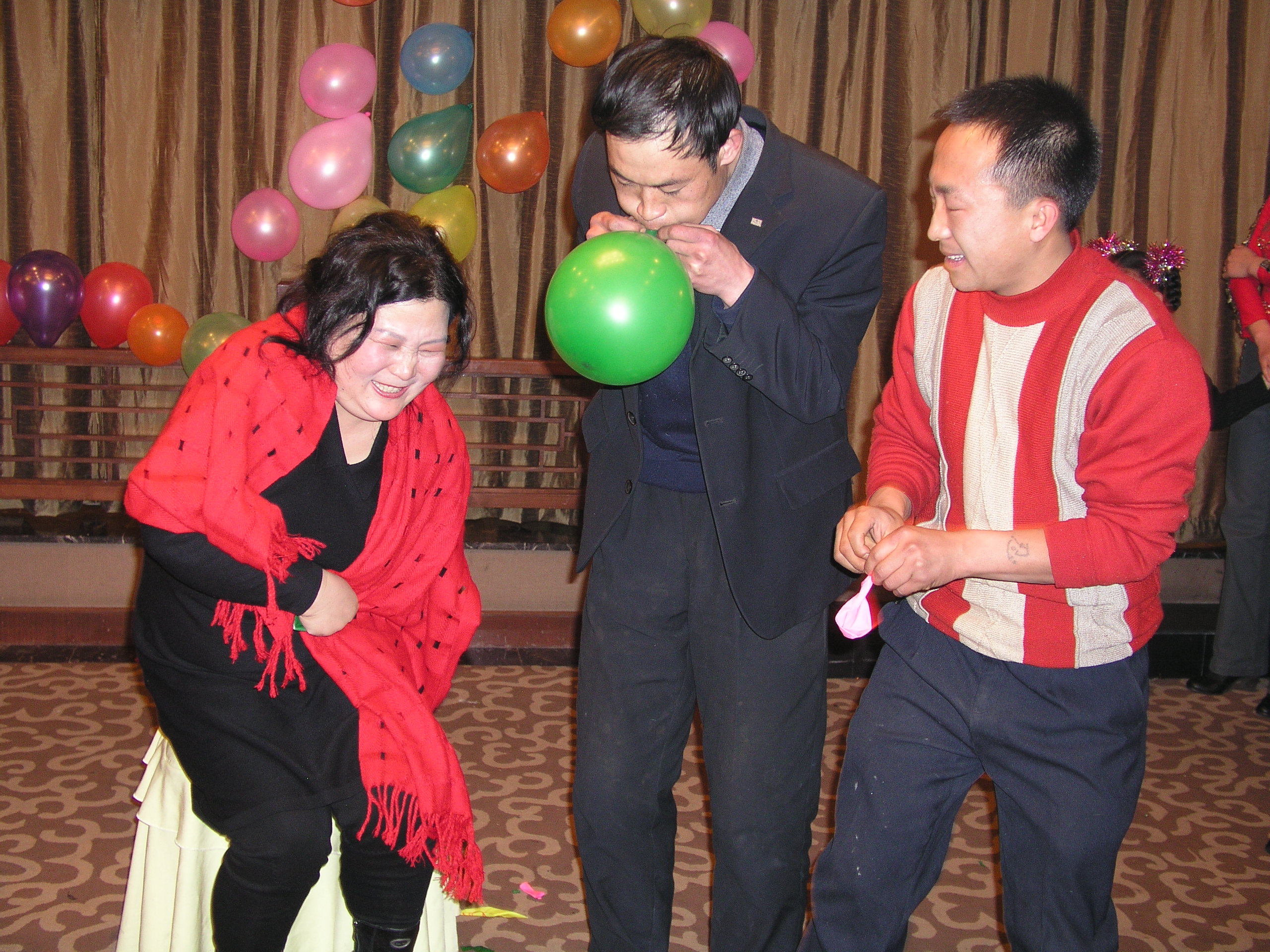 5、2008年元旦游戲“吹氣球”.JPG 5、2008年元旦游戲“吹氣球”.JPG