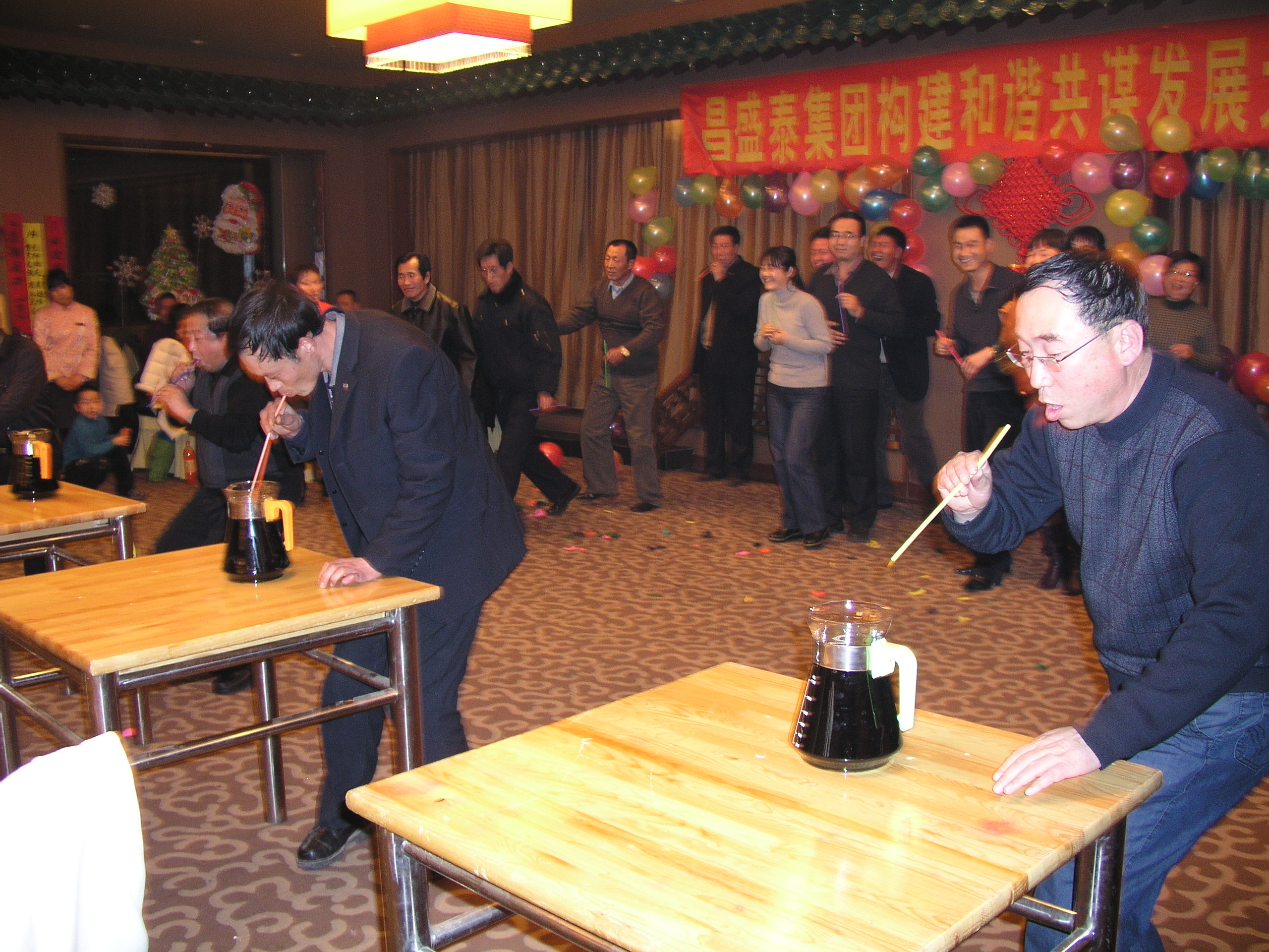 7、2008年元旦游戲“吸可樂”.JPG 7、2008年元旦游戲“吸可樂”.JPG