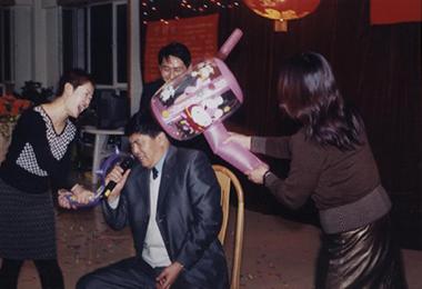 2003年政企魚水情聯(lián)誼會游戲“膽量”